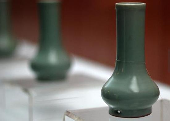 南宋，龍泉窯，粉青釉鼓腹瓶 