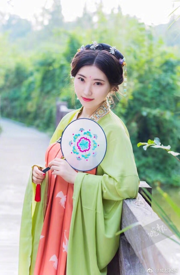 組圖:別樣畢業(yè)旅行 成都妹子帶漢服去俄羅斯