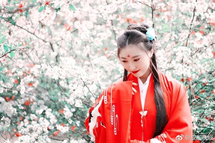 組圖:別樣畢業(yè)旅行 成都妹子帶漢服去俄羅斯