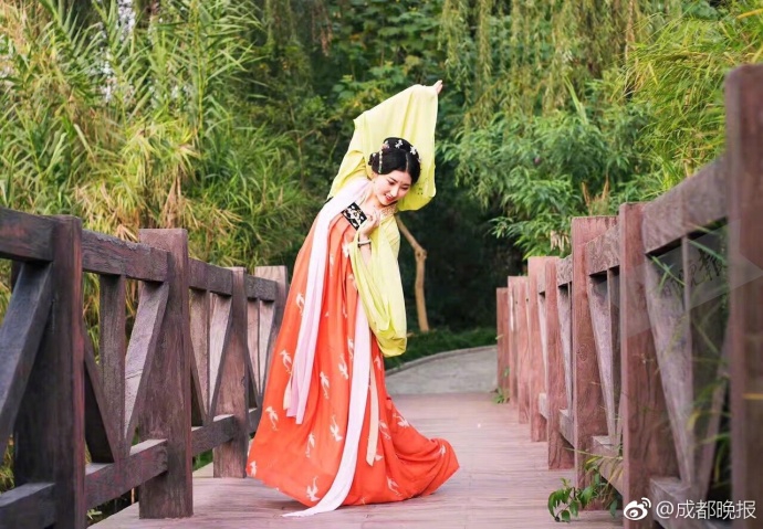 組圖:別樣畢業(yè)旅行 成都妹子帶漢服去俄羅斯