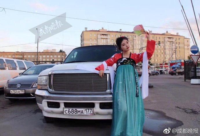 組圖:別樣畢業(yè)旅行 成都妹子帶漢服去俄羅斯