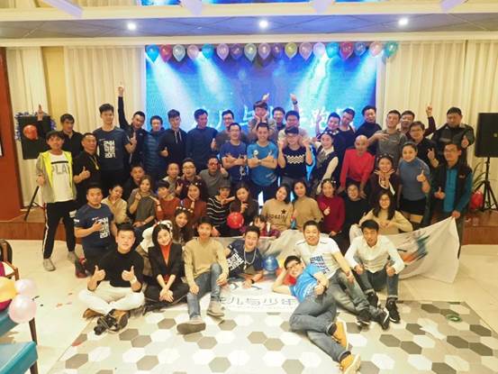 說明: C:Userswangq1317Desktop（新聞）2018甜蜜跑即將起跑，賽道跑團加油站成為最大亮點（新聞）2018甜蜜跑即將起跑，賽道跑團加油站成為最大亮點花兒與少年跑團.jpg