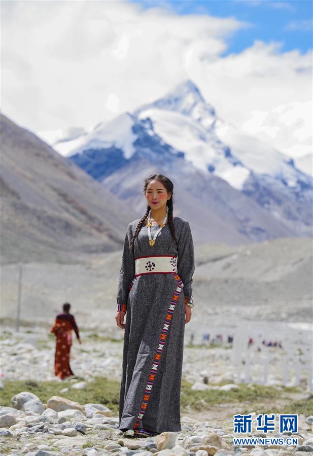 （文化）（3）“格?；ㄩ_”西藏民族服飾秀亮相珠峰大本營(yíng)