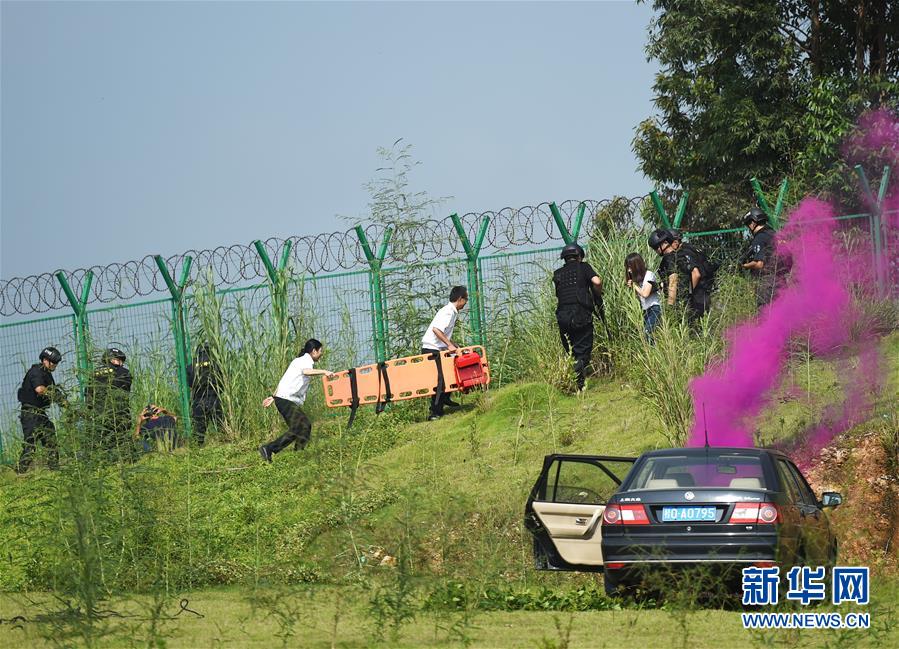 （社會）（4）廣西南寧：“空中110”“空中120”演練護(hù)平安