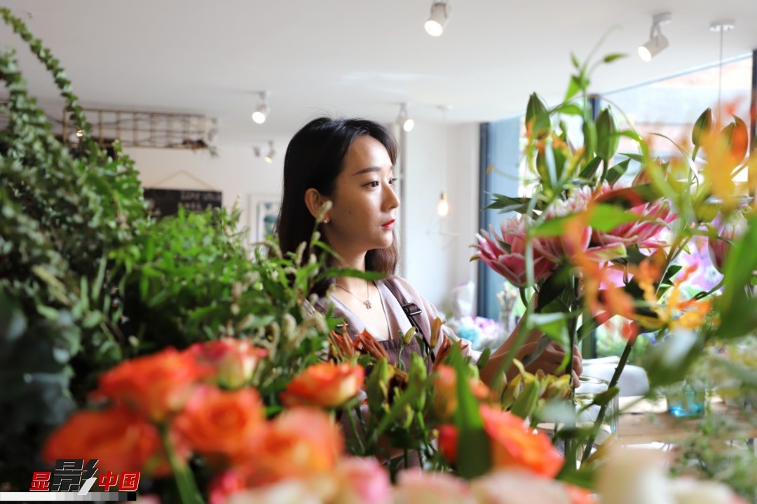 每天和花打交道是一個幸福的職業(yè)，但同時也充滿壓力和挑戰(zhàn)，“花在呈現(xiàn)給客人的那一瞬間是美好的，但前面的每一個步驟都是很辛苦的?！蓖趵桄抡f，花藝是最原始的手工藝產品，沒有辦法機械化、流程化和規(guī)?；?，必須要用雙手一點點地賦予其生命和美感。圖為王黎媛在挑選制作花束的鮮花。新華網 周亞平/攝 念新洪/文