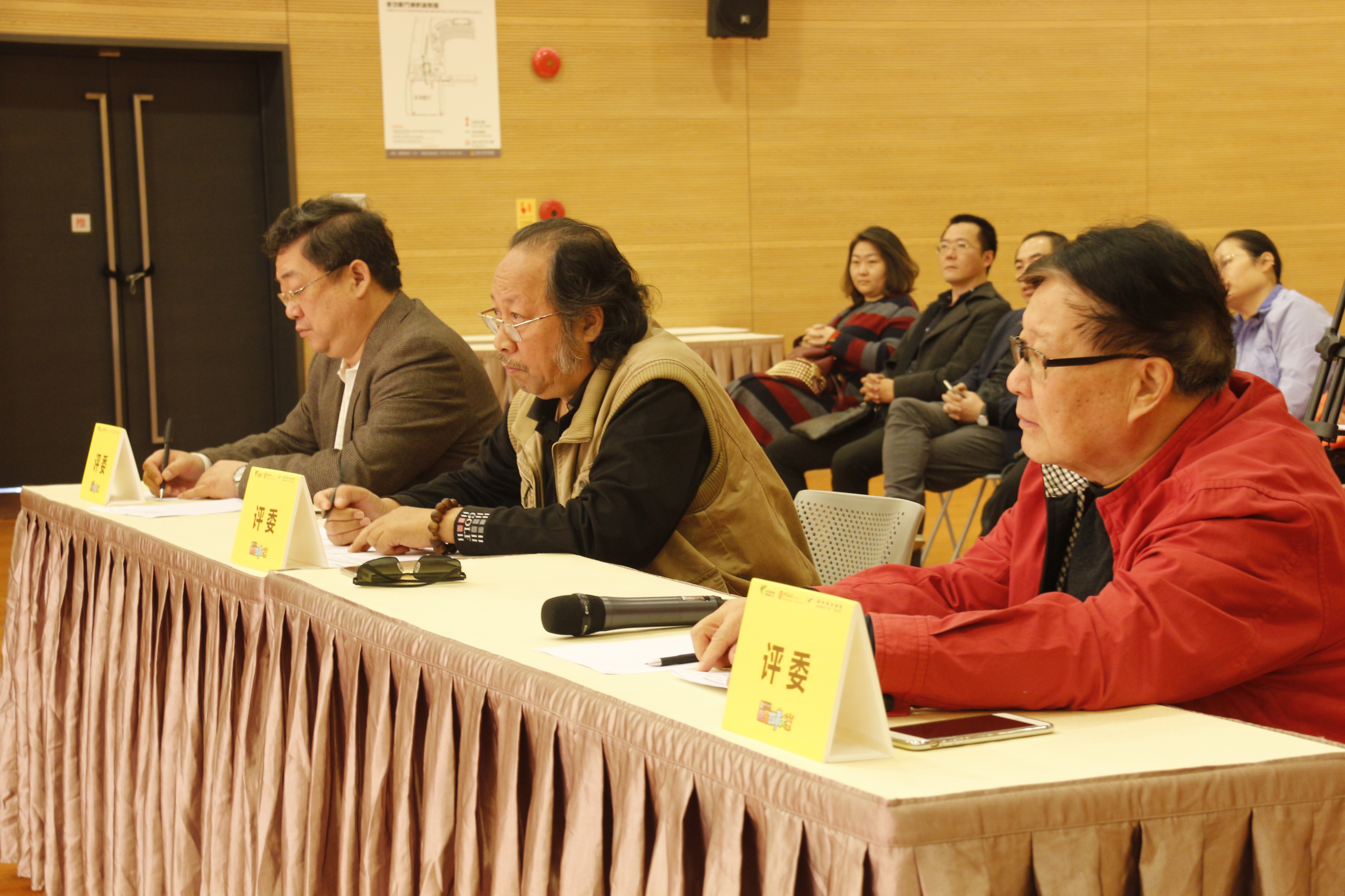 評(píng)委老師們認(rèn)真聆聽(tīng)孩子們講故事