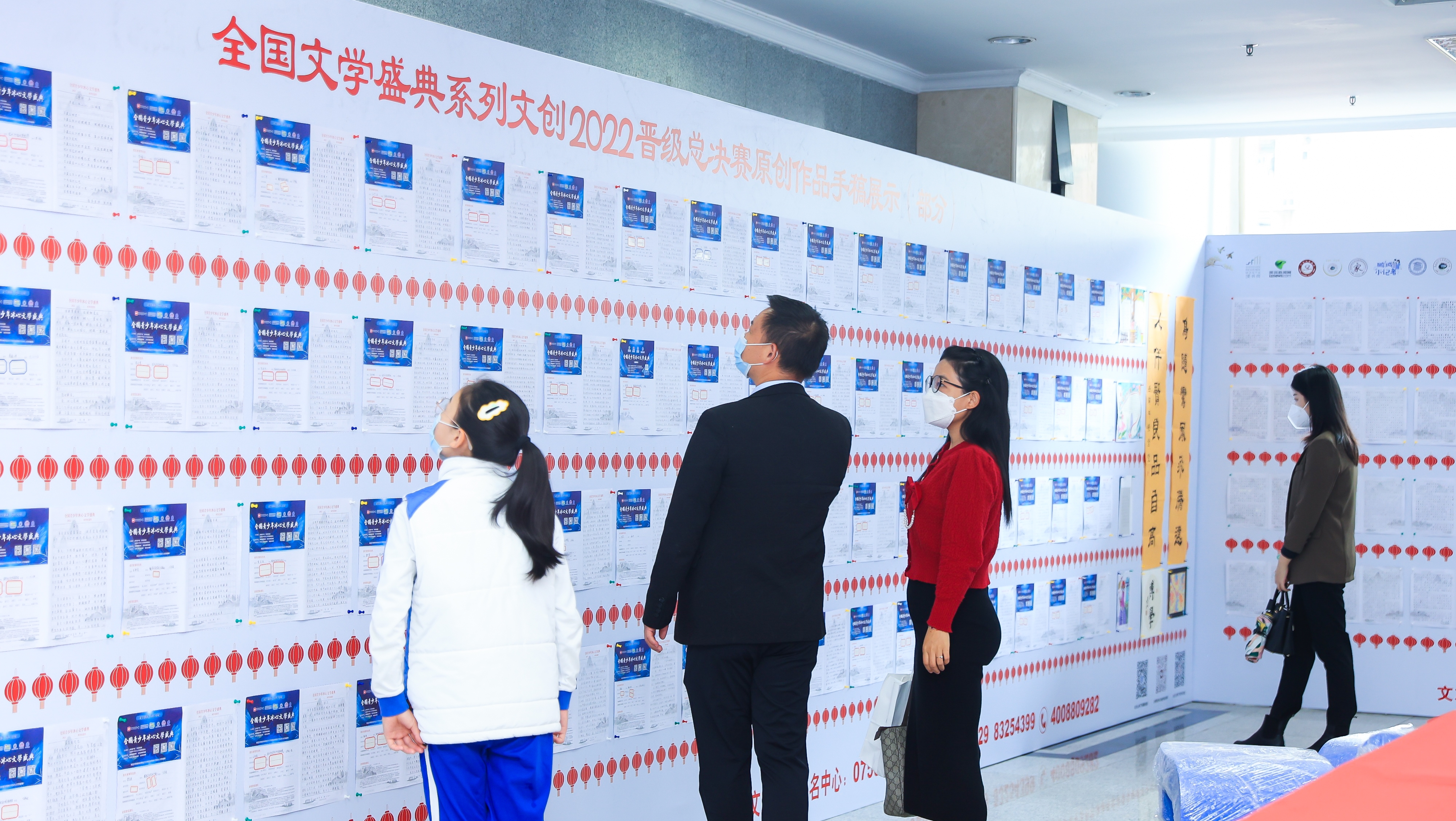 與會(huì)的領(lǐng)導(dǎo)嘉賓、師生文友共同走進(jìn)全國文學(xué)盛典年度慶典現(xiàn)場(chǎng)展示區(qū)