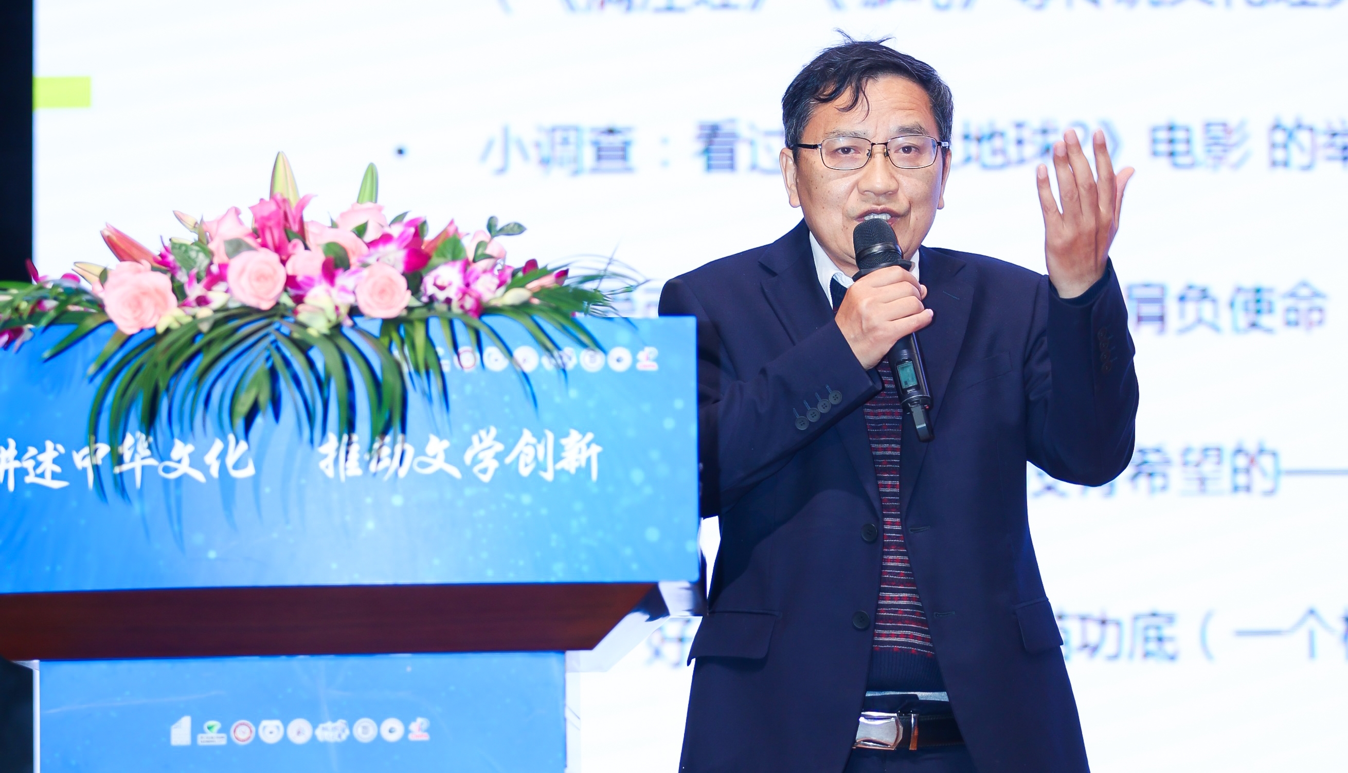 活動(dòng)現(xiàn)場(chǎng)，“全國文學(xué)盛典名師大講堂”主講嘉賓謝晨為大家?guī)碇黝}講座